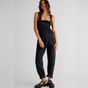 We The Free women M ziggy denim bib overalls black straight leg grungecore, punk
